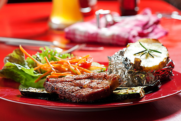 포토 JPG 해외이미지 접시 음식 조각 포크 채소 탁자 감자 맥주 육류 돼지고기 사람없음 야외 빨간색 식사 저녁식사 당근 샐러드 칼 그릴 먹기 향신료 로즈메리 내추럴 해외포토 식기 컬러 가구 식재료 모션 주방용품 뿌리채소 주류 허브 향미료 파일형식 이미지허브