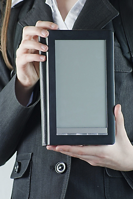 포토 JPG 해외이미지 백인 1 손 종이 백그라운드 손가락 이야기 사람없음 책 독서 우주 디지털 검은색 공백 펼침 정보 잡기 오픈 전자책 읽기 문학 페이지 고립 카피스페이스 문해 해외포토 서양인 컬러 모션 신체부위 파일형식 이미지허브