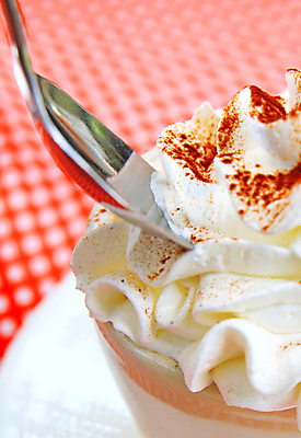 포토 JPG 해외이미지 접시 음식 탁자 디저트 서브 사람없음 컵 빨간색 초록색 갈색 케이크 초콜릿 숟가락 흰색 뜨거움 달콤 크림 오브젝트 화산 토핑 시럽 용암 코코아 프랑스어 로스앤젤레스 바닐라 방식 맛있는 해외포토 문자 식기 음료 컬러 가구 산 수저 미국 맛 파일형식 이미지허브