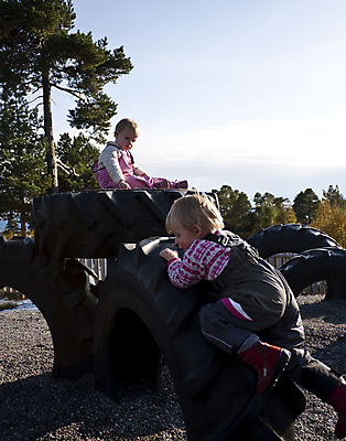 포토 JPG 해외이미지 백인 어린이 분홍색 겨울 놀이 하늘 앉기 소녀 두명 파란색 금발 봄 아기 정상 작음 속도 자매 오르기 언니 걸음마 해외포토 서양인 헤어스타일 계절 여자 컬러 가족 모션 사람 크기 파일형식 이미지허브