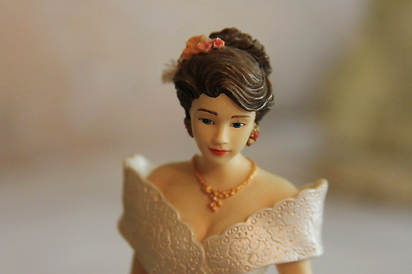 포토 JPG 해외이미지 드레스 여자 인형 조각 미술 사람없음 장식 조각상 숫자 골동품 흰색 도자기 클래식 고급 디자이너 옛날 조각가 특별함 해외포토 직업 문자 옷 컬러 컨셉 문화예술 사람 조형물 파일형식 이미지허브