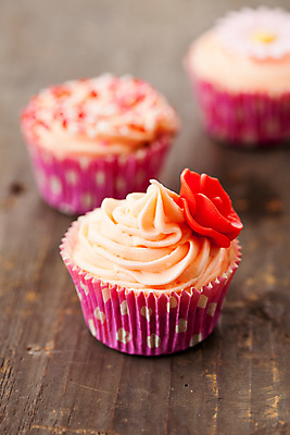 포토 JPG 해외이미지 사람없음 장식 장미 세개 달콤 컵케이크 크림 스프링클 해외포토 꽃 3 케이크 맛 파일형식 이미지허브