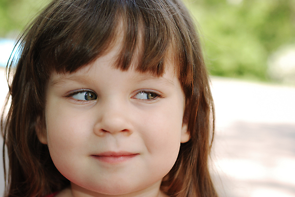 포토 JPG 해외이미지 백인 응시 딸 행복 유럽 얼굴 어린이 장난 놀이 한명 미소 사람 소녀 야외 여름 갈색 믿음 기쁨 자녀 순수 천진난만 표현성 해외포토 서양인 1 시선 계절 여자 감정 나라 컬러 컨셉 가족 표정 신체부위 파일형식 이미지허브