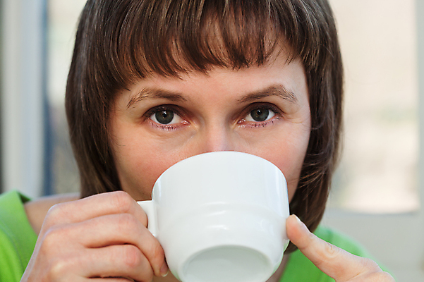 포토 JPG 해외이미지 응시 시선 여자 커피 주택 실내 한명 사람 성인 컵 마시기 잡기 시력 해외포토 1 식기 음료 모션 내부 건물 파일형식 이미지허브