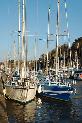 포토 JPG 해외이미지 바다 여행 하늘 휴가 풍경 사람없음 야외 건물 물 파란색 마을 항구 시골 보트 그림 부둣가 프랑스어 해외포토 자연요소 문자 건축물 컬러 배_교통 교통시설 파일형식 이미지허브