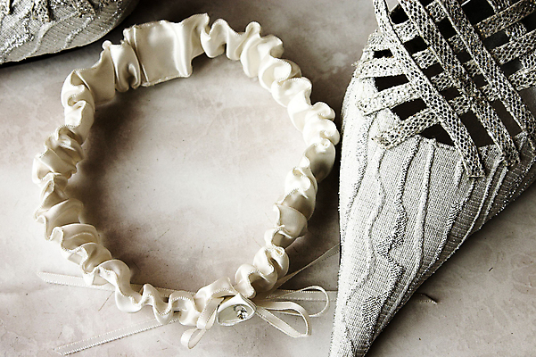 포토 JPG 해외이미지 리본 결혼 신발 패턴 장신구 사람없음 유행 은색 보석 활 다이아몬드 가터벨트 해외포토 레이스천 컬러 무늬 이벤트 벨트 직물 광석 파일형식 이미지허브