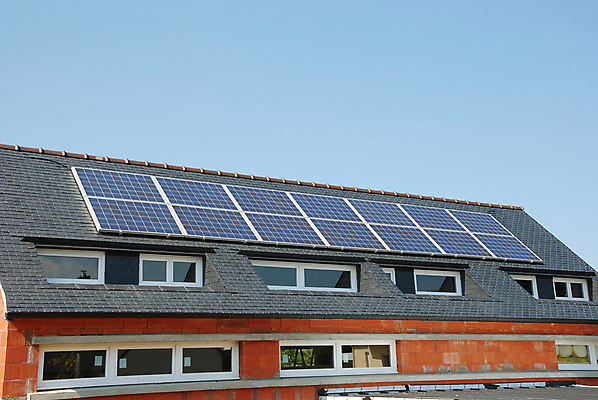 포토 JPG 해외이미지 주간 지붕 주택 사람없음 야외 태양에너지 집열판 해외포토 자연요소 건물 그린에너지 파일형식 이미지허브