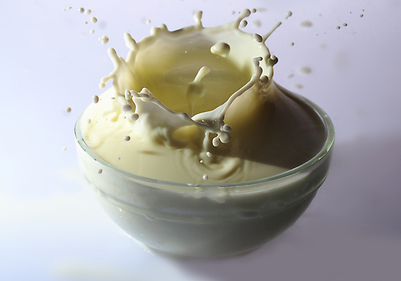 포토 JPG 해외이미지 음료 다이어트 유리 건강 사람없음 파란색 우유 흰색 신선 액체 붓기 떨어짐 상품 쏟아짐 칼슘 해외포토 컬러 컨셉 모션 재질 유제품 파일형식 이미지허브