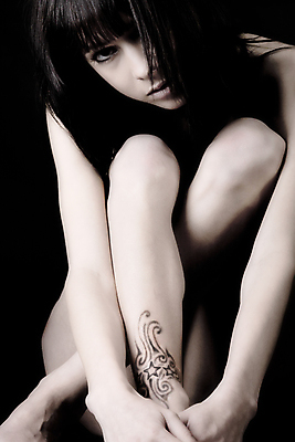 포토 JPG 해외이미지 스튜디오촬영 별 검은배경 갈색머리 한명 앉기 20대 마주보기 화려 문신 해외포토 자연요소 1 헤어스타일 백그라운드 컨셉 모션 실내 사람 청년 검은색 파일형식 이미지허브