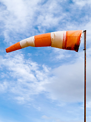 포토 JPG 해외이미지 가방 하늘 바람 날씨 양말 경고 안전 사람없음 야외 빨간색 파란색 줄무늬 흐름 흰색 깃발 공항 지시 위험 불기 방향 가득함 측정 항공 사인 활주로 소매 원뿔 제어 해외포토 자연요소 도형 잡화 길 컬러 컨셉 무늬 교통시설 모션 파일형식 이미지허브