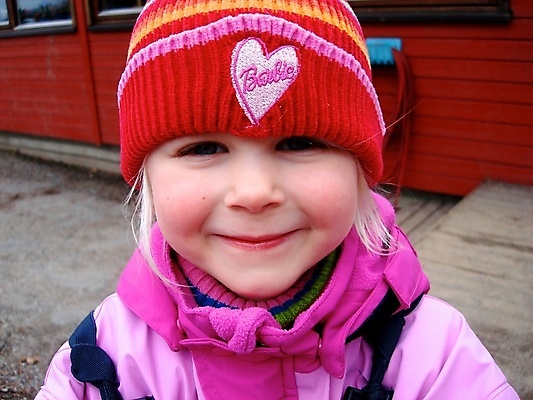 포토 JPG 해외이미지 라이프스타일 행복 도로 얼굴 어린이 겨울 가족 휴가 거리 주택 따뜻함 노르웨이 한명 빨간색 추위 방법 스칸디나비아 캡모자 해외포토 모자_잡화 1 계절 감정 유럽 길 컬러 관계 교통시설 사람 건물 생활 신체부위 파일형식 이미지허브