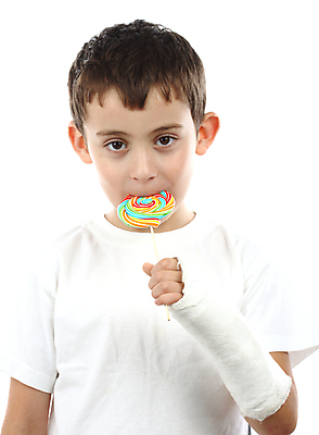 포토 JPG 해외이미지 백인 손 얼굴 어린이 손가락 뼈 건강 막대사탕 사탕 한명 사람 빨간색 약 고통 시험 환자 흰색 긴급 도움 원형 막대기 달콤 상처 사건 먹기 손목 붕대 팔 보험 골절 깨짐 돌봄 석고 해외포토 도형 서양인 1 교육 감정 컬러 컨셉 의학 모션 디저트 신체부위 맛 파일형식 이미지허브