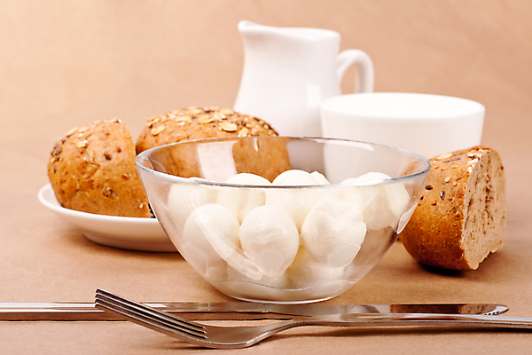 포토 JPG 해외이미지 접시 포크 실내 사람없음 나이프 담기 유리그릇 모짜렐라치즈 시럽컵 통밀빵 갈색배경 해외포토 그릇 식기 빵 백그라운드 모션 유리 치즈 내부 갈색 칼 파일형식 이미지허브