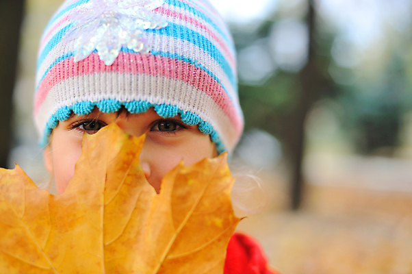 포토 JPG 해외이미지 백인 1 응시 옷 계절 공원 여자 딸 행복 얼굴 어린이 잎 오렌지 자연 한명 사람 야외 뷰티 노란색 활발 표현 숲 작음 연도 시력 블러 천진난만 캡모자 해외포토 서양인 식물 모자_잡화 시선 공공시설 감정 컬러 컨셉 과일 가족 신체부위 크기 생태계 파일형식 이미지허브