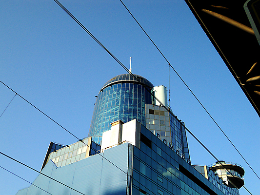 포토 JPG 해외이미지 도로 유리 하늘 풍경 사람없음 건물 여름 파란색 태양 금속 도시 원형 역 철 러시아 철사 타운 방법 해외포토 자연요소 도형 건축물 계절 유럽 길 컬러 교통시설 재질 파일형식 이미지허브