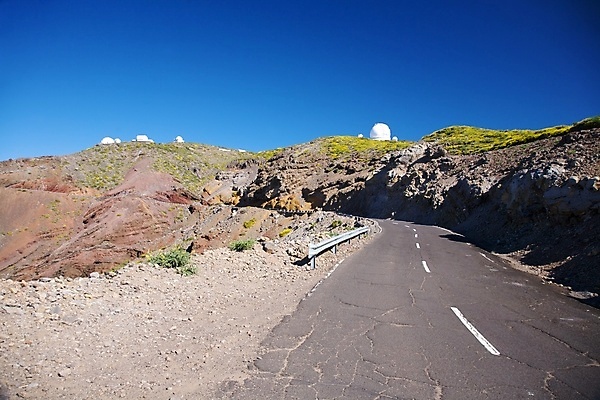 포토 JPG 해외이미지 식물 꽃 유럽 도로 길 여행 곡선 자연 하늘 산 안테나 경사 사람없음 야외 건물 초록색 파란색 노란색 탑 망원경 운전 인공위성 흰색 시골 스페인 관목 언덕 전망대 천문학 방법 선로 수평선 해외포토 나무 건축물 교육 나라 선 컬러 통신 교통시설 모션 생태계 파일형식 이미지허브