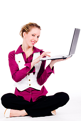 포토 JPG 해외이미지 스튜디오촬영 라이프스타일 여자 행복 비즈니스 노동자 한명 미소 20대 노트북 컴퓨터 컬러풀 금발 마주보기 보라색 공책 청바지 타이핑 신선 조직 유머 흰배경 블라우스 상업 오디오 비서 고립 카피스페이스 해외포토 직업 1 헤어스타일 감정 컬러 백그라운드 상의 바지 모션 문구용품 실내 표정 사람 청년 생활 전자제품 공백 흰색 파일형식 이미지허브