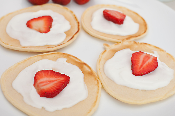 포토 JPG 해외이미지 접시 음식 과일 딸기 아침 디저트 사람없음 빨간색 케이크 식사 신선 달콤 맛 아침식사 설탕 크림 솜털 팬케이크 핸드메이드 크레이프 맛있는 해외포토 주간 식기 컬러 컨셉 파일형식 이미지허브