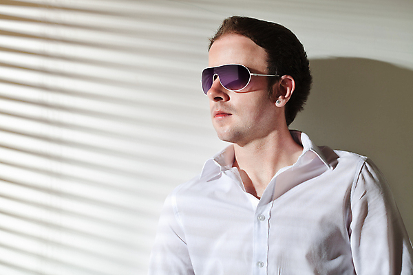 포토 JPG 해외이미지 1 응시 시선 남자 창문 그림자 한명 서기 사람 가로 선글라스 반사 줄무늬 블라인드 기다림 그늘 시원함 심각 해외포토 안경 컨셉 무늬 모션 커튼 파일형식 이미지허브