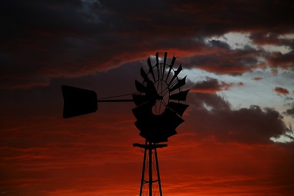 포토 JPG 해외이미지 실루엣 전통문화 농업 아프리카 자연 하늘 바람 건조 그림자 사람없음 물 빛 농장 탑 검은색 힘 황혼 일몰 목장 새벽 사막 풍차 발전기 골동품 농촌 바퀴 풍력에너지 호주 연료 세대 구식 돌리기 되감기 옛날 오지 해외포토 자연요소 전통 건축물 나라 산업 문화 컬러 모션 날씨 촬영기법 노을 발전소 시골 그린에너지 오세아니아 생태계 파일형식 이미지허브