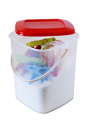 포토 JPG 해외이미지 가사 가정 통 사람없음 빨간색 세로 초록색 파란색 컬러풀 거품 덮개 흰색 씻기 빨래 컨테이너 플라스틱 가루 자르기 세제 양동이 흰배경 클립 먼지 비누 빨래집게 고립 해외포토 산업 컬러 백그라운드 모션 재질 집게 위생용품 청결 뚜껑 파일형식 이미지허브