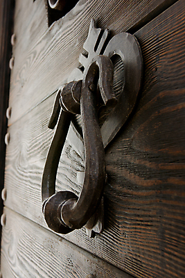 포토 JPG 해외이미지 외관 건축양식 주택 손잡이 사람 사람없음 야외 목재 장식 문 금속 금지 수확 골동품 화려 묘사 보안 대문 문고리 청동 노크 놋쇠 옛날 해외포토 나무 건축 컨셉 농업 재료 재질 안전 건물 파일형식 이미지허브