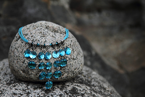 포토 JPG 해외이미지 모양 식물 문화 백그라운드 목걸이 자연 유리 매달리기 사람없음 야외 장식 가로 파란색 빛 갈색 유행 화려 우아함 은색 보석 구슬 오브젝트 질감 사파이어 해외포토 컬러 컨셉 장신구 모션 재질 광석 생태계 파일형식 이미지허브