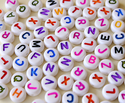 포토 JPG 해외이미지 모양 알파벳 교육 분홍색 목걸이 사람없음 빨간색 초록색 장난감 노란색 보라색 블록 U 원형 P X 편지 정사각형 C K R T 해외포토 도형 영어 컬러 장신구 파일형식 이미지허브