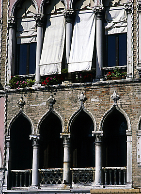 포토 JPG 해외이미지 식물 꽃 유럽 건축양식 창문 사람없음 이탈리아 그늘 묘사 베네치아 해외포토 건축 나라 파일형식 이미지허브