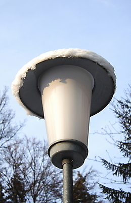 포토 JPG 해외이미지 구름 겨울 가로등 자연 하늘 날씨 조명 프레임 사람없음 야외 파란색 빛 환경 금속 냉동 얼음 추위 흰색 등불 램프 기둥 점 철 오브젝트 서리 스포트라이트 눈내림 해외포토 자연요소 계절 공공시설 건축 컬러 재질 눈_날씨 생태계 파일형식 이미지허브