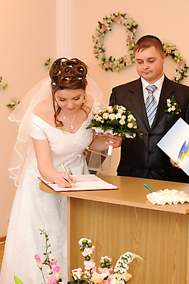 포토 JPG 해외이미지 백인 1 전통 손 커플 드레스 여자 행복 문화 결혼 2 가족 탁자 결혼식 사랑 미소 사람 성인 두명 가로 뷰티 장미 펜 흰색 기록 아내 가운 우아함 계약 문서 결재 서명 베일 증명서 해외포토 서양인 옷 꽃 감정 컬러 가구 컨셉 비즈니스 관계 표정 이벤트 신체부위 필기구 파일형식 이미지허브