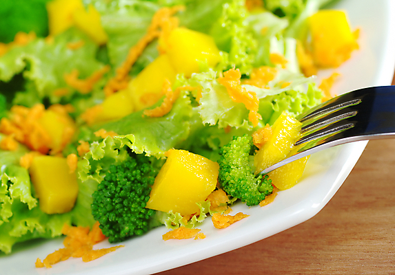 포토 JPG 해외이미지 접시 음식 조각 포크 다이어트 채소 과일 건강 요리 사람없음 목재 가로 빛 사진촬영 당근 샐러드 신선 상추 브로콜리 자르기 날것 망고 채식주의자 비건 해외포토 나무 식기 재료 모션 뿌리채소 촬영 열대과일 채식 파일형식 이미지허브