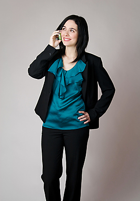 포토 JPG 해외이미지 백인 직업 옷 여자 행복 비즈니스 사업가 바지 통신 모바일 갈색머리 세포 말하기 대화 한명 미소 사람 정장 세로 물 파란색 스마트폰 검은색 어둠 비즈니스우먼 우아함 무선전화기 경영자 긍정 청록색 부름 예복 경영 심각 정중 터키석 해외포토 자연요소 서양인 1 헤어스타일 감정 컬러 컨셉 모션 하의 표정 핸드폰 스마트기기 직장인 보석 전화기 리더 파일형식 이미지허브