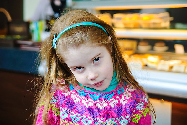 포토 JPG 해외이미지 백인 1 라이프스타일 여자 딸 행복 유럽 얼굴 어린이 다이어트 실내 한명 미소 사람 식당 카페 흰색 달콤 해외포토 서양인 감정 나라 컬러 가족 표정 건강 내부 생활 신체부위 상점 맛 파일형식 이미지허브