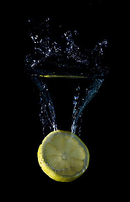 포토 JPG 해외이미지 음료 음식 백그라운드 컨셉 과일 자국 모션 자연 표면 아이디어 건강 미술 사람없음 물 노란색 검은색 거품 흐름 신선 액체 고가도로 떨어짐 시원함 레몬 속도 상쾌 유기농 질감 날것 가스 충격 내추럴 고립 단절 토닉 스플래쉬 해외포토 자연요소 웰빙 감정 컬러 문화예술 고속도로 생태계 파일형식 이미지허브