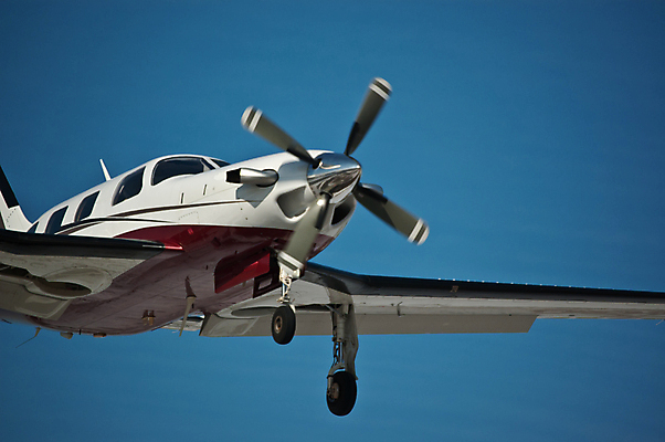 포토 JPG 해외이미지 교통시설 하늘 사람없음 야외 가로 사진촬영 프로펠러 대패 착륙 접근 해외포토 교통 촬영 시설 파일형식 이미지허브