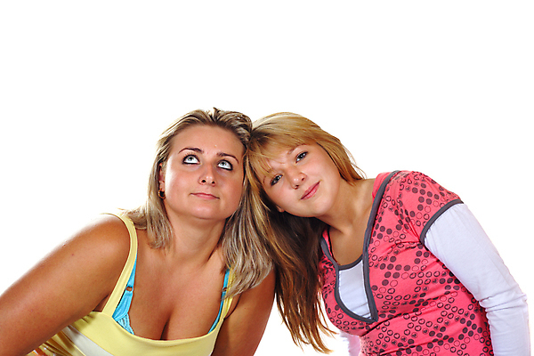 포토 JPG 해외이미지 백인 모델 학생 응시 여자 행복 얼굴 2 주택 미소 사람 두명 뷰티 유행 흰색 자매 고립 해외포토 서양인 시선 감정 컬러 가족 표정 건물 신체부위 파일형식 이미지허브