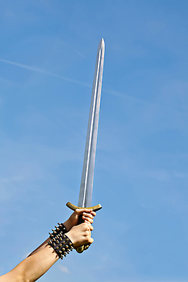 포토 JPG 해외이미지 구름 전통 무기 하늘 관리 사람없음 장식 금속 검은색 칼날 중세 역사 칼 은색 위험 철 묘사 천국 고물 옛날 철강 해외포토 자연요소 컬러 컨셉 재질 파일형식 이미지허브