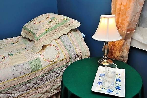 포토 JPG 해외이미지 디자인 음료 여행 가구 컨셉 유리 벽지 탁자 호텔 휴식 조명 주택 실내 사람없음 내부 옆모습 장식 컵 초록색 파란색 침실 이불 방 낭만 침대 램프 잠 고급 우아함 싱글 옛날 점화 정리함 해외포토 식기 뷰포인트 컬러 생활용품 침구 재질 숙소 건물 파일형식 이미지허브