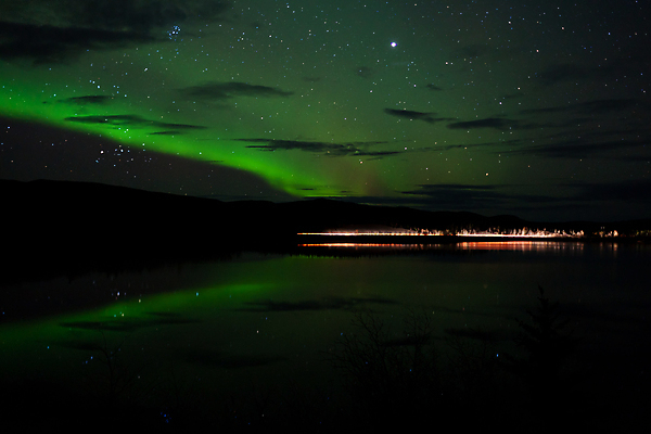 포토 JPG 해외이미지 나무 별 호수 크리스마스 캐나다 밭 자연 하늘 표면 바람 사람없음 빨간색 초록색 빛 반사 노란색 꿈 거울 입자 야간 북극 버드나무 천문학 북쪽 알래스카 오로라 현상 해외포토 자연요소 식물 교육 기념일 컬러 북아메리카 농업 자연현상 날씨 미국 극지방 방향 생태계 파일형식 이미지허브