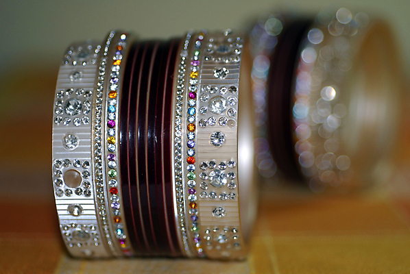 포토 JPG 해외이미지 전통 디자인 여자 문화 결혼 장신구 팔찌 결혼식 관리 동양인 사람없음 장식 컬러풀 뷰티 유행 화장품 보석 인도인 팔 해외포토 외국인 컬러 사람 인종 이벤트 신체부위 광석 파일형식 이미지허브