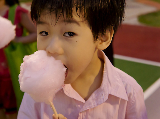 포토 JPG 해외이미지 1 행복 어린이 휴가 기념 사탕 한명 사람 동양인 소년 야외 빛 파티 축제 기쁨 축하 면 생일 황금 야간 저녁 설탕 만족 광 순간 해외포토 자연요소 기념일 남자 감정 컨셉 디저트 인종 이벤트 파일형식 이미지허브