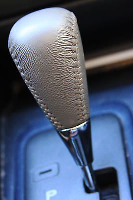 포토 JPG 해외이미지 디자인 스포츠 백그라운드 이동 컨셉 자동차 새로움 손잡이 사람없음 내부 빛 우주 금속 힘 운전 원형 막대기 운전사 은색 소프트포커스 가죽 속도 전염 반전 기어 자동 조작 해외포토 도형 직업 육상교통 컬러 모션 재질 촬영기법 질병 감염 파일형식 이미지허브