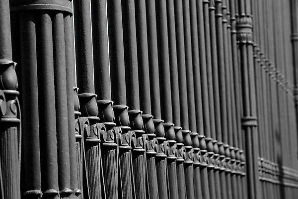 포토 JPG 해외이미지 디자인 건축양식 프레임 사람없음 장식 울타리 금속 검은색 경계선 기둥 역사 보호 맨션 철 오브젝트 보안 대문 빅토리아 옛날 철강 철책 스타일 해외포토 건축 선 컬러 컨셉 재질 주택 안전 담장 문 경계 파일형식 이미지허브