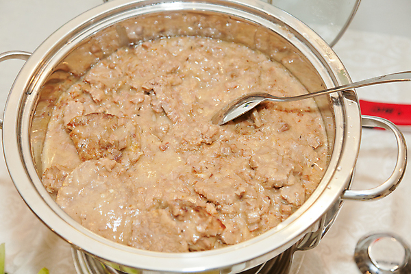 포토 JPG 해외이미지 전통 접시 음식 채소 탁자 양파 파슬리 마늘 육류 돼지고기 요리 사람없음 초록색 갈색 식사 저녁식사 다정 당근 신선 뜨거움 사발 맛 냄비 굽기 먹기 허브 향신료 후추 점심식사 맛있는 해외포토 식물 식기 컬러 가구 컨셉 식재료 모션 뿌리채소 사기그릇 솥 구이 향미료 파일형식 이미지허브