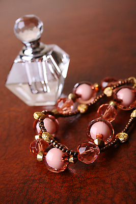 포토 JPG 해외이미지 오렌지 장신구 팔찌 유리 사람없음 유행 황금 보석 향수 오브젝트 구슬장식 항목 스타일 해외포토 과일 재질 장식 화장품 광석 구슬 파일형식 이미지허브