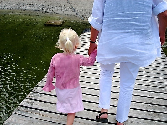 포토 JPG 해외이미지 라이프스타일 손 딸 어린이 바다 가족 자연 엄마 휴가 노르웨이 한명 야외 물 산책 잡기 스칸디나비아 해외포토 자연요소 1 유럽 관계 모션 휴식 사람 생활 신체부위 생태계 파일형식 이미지허브