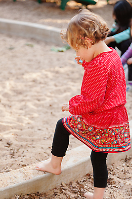 포토 JPG 해외이미지 백인 공원 여자 딸 유럽 어린이 가족 놀이 한명 야외 여름 금발 기쁨 아기 도시 미끄럼틀 놀이터 마야 쉬는시간 걸음마 해외포토 서양인 1 헤어스타일 계절 공공시설 감정 나라 관계 모션 휴식 사람 놀이기구 마야문명 파일형식 이미지허브