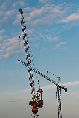 포토 JPG 해외이미지 구름 하늘 사람없음 야외 건물 세로 컬러풀 사진촬영 장비 저녁 기중기 해외포토 자연요소 건축물 컬러 촬영 중장비 야간 파일형식 이미지허브