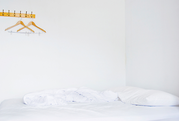 포토 JPG 해외이미지 라이프스타일 옷 가구 백그라운드 컨셉 쿠션 가정 베개 침구 호텔 아침 휴식 주택 실내 서기 사람없음 내부 장식 갈색 침실 방 덮개 흰색 침대 램프 잠 면 고급 매끈함 순수 깃털 오브젝트 부드러움 시트 솜털 안락 해외포토 주간 컬러 생활용품 모션 숙소 조명 건물 생활 뚜껑 감각 파일형식 이미지허브